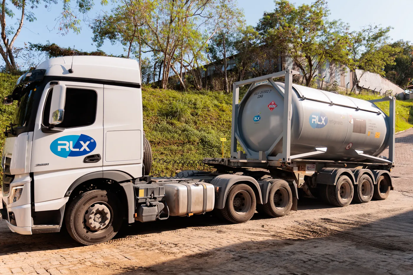 Caminhão RLX transportando tanque ISO