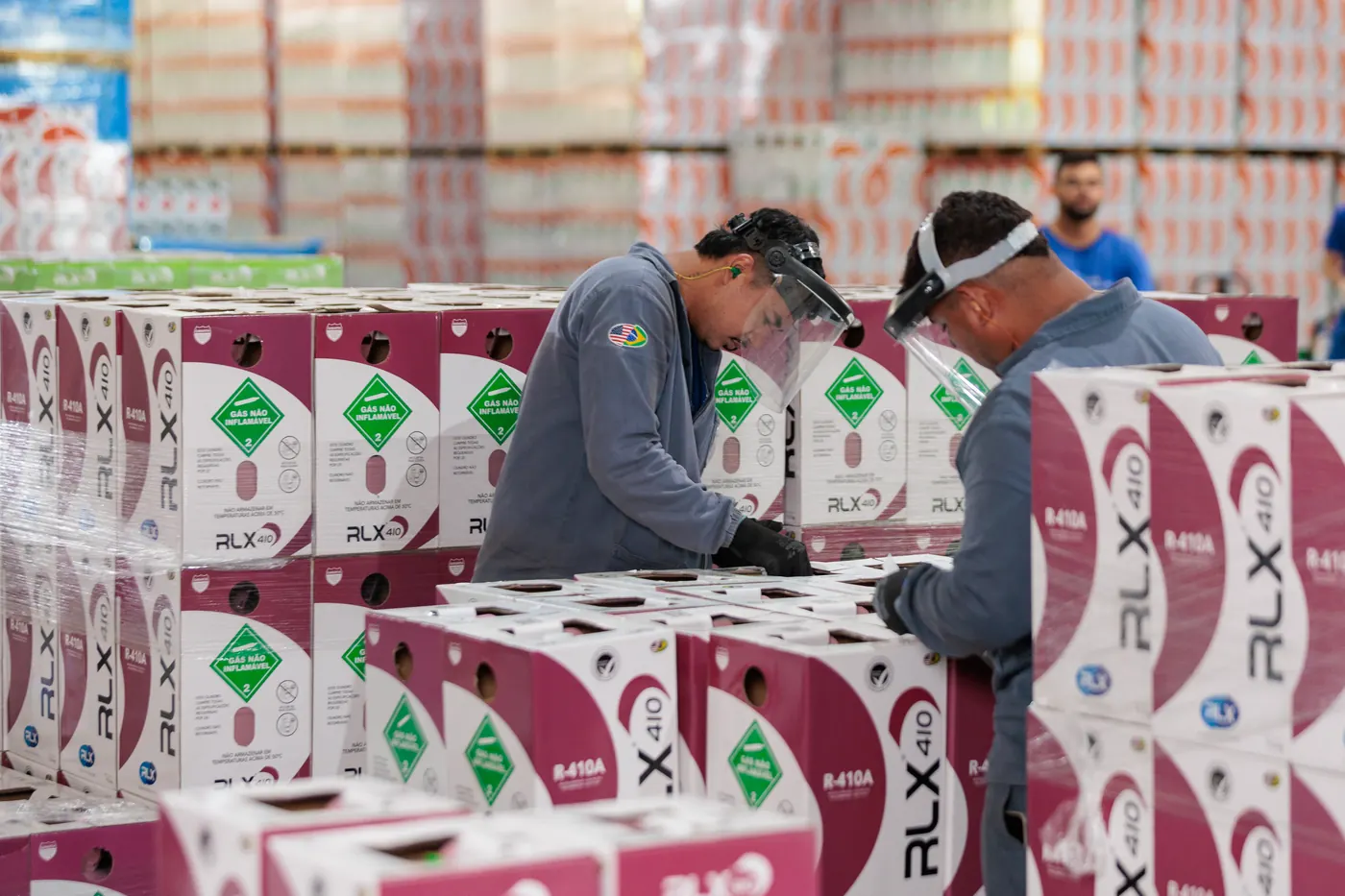 Envase e embalagem na fábrica