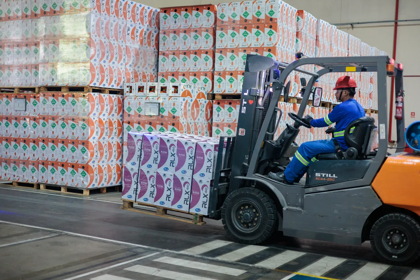 Empilhadeira movimentando o estoque de revenda