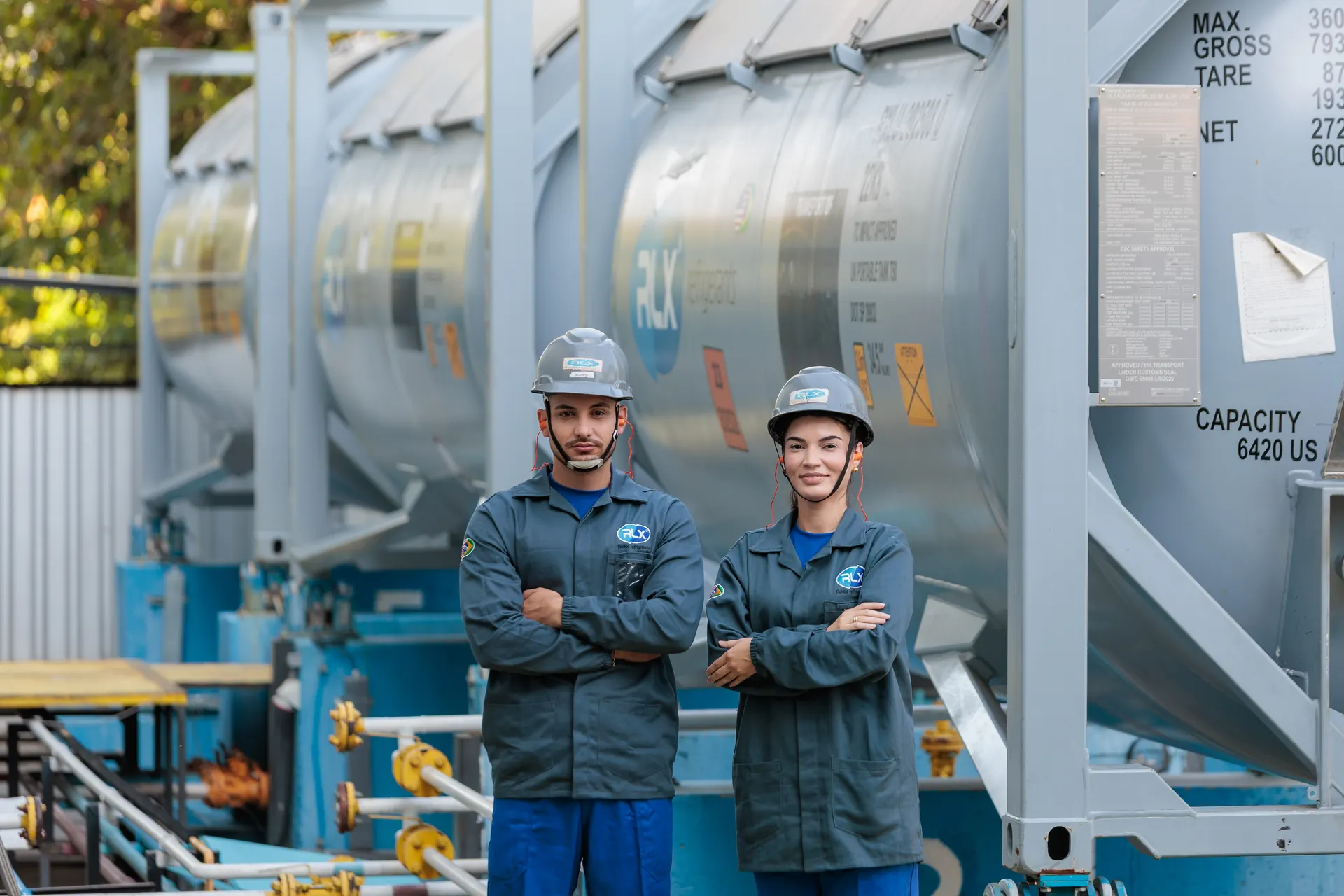 Equipe da RLX diante dos tanques ISO da fábrica