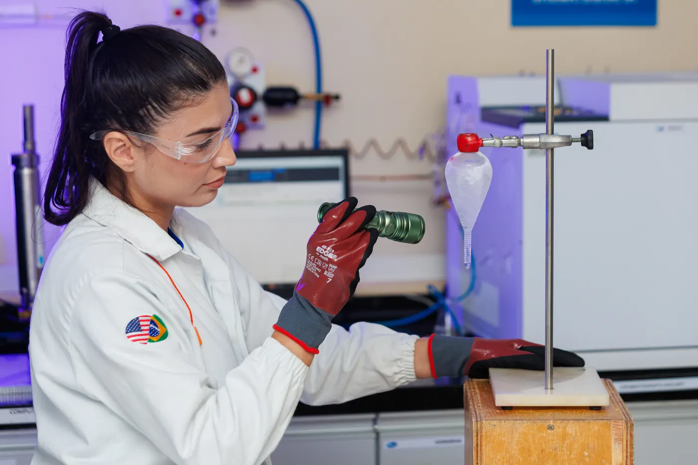 Analista fazendo ensaio no laboratório