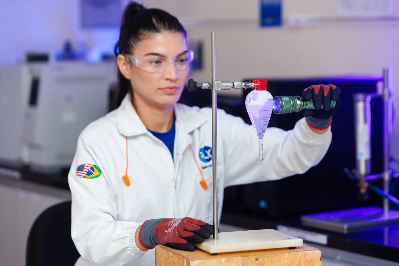 Analista inspecionando uma amostra no laboratório
